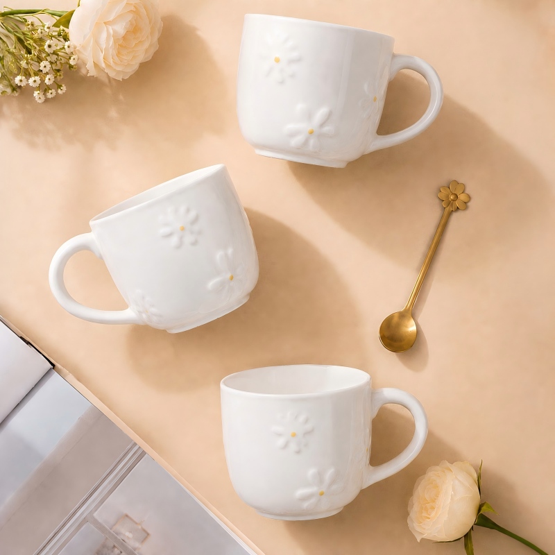 Tazza da caffè in ceramica con margherite in rilievo