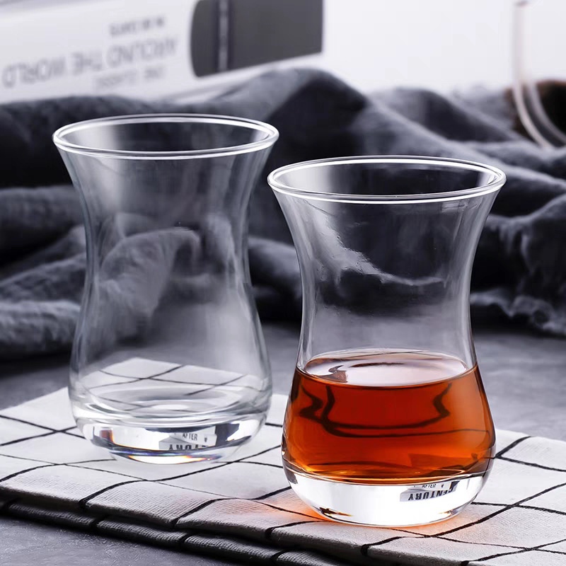 Tazza da tè turca in vetro a vita classica