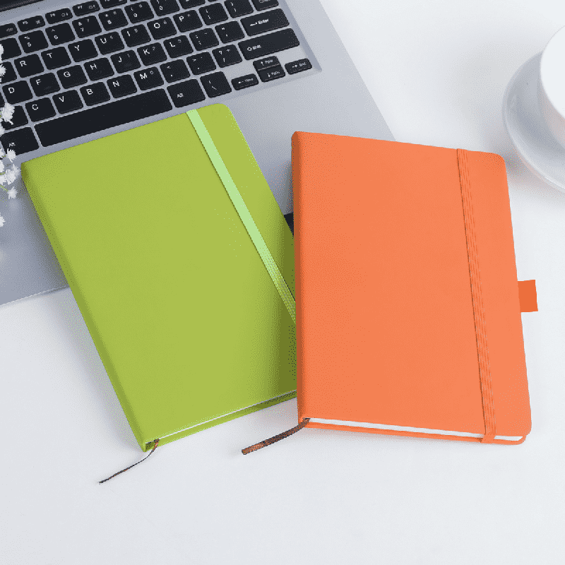 Notebook aziendale con fascia elastica in pelle PU A5 con logo personalizzato
