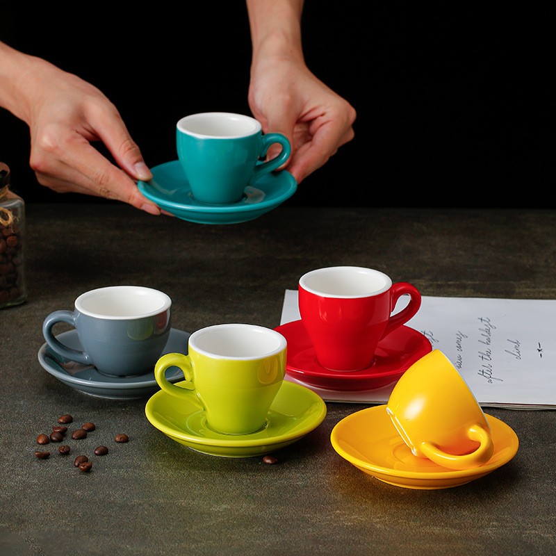 Set di tazzine e piattini in ceramica colorata