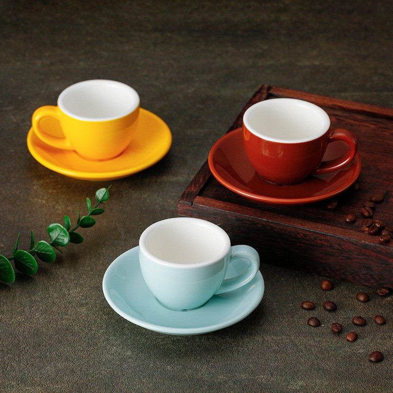 Set di tazzine e piattini in ceramica colorata