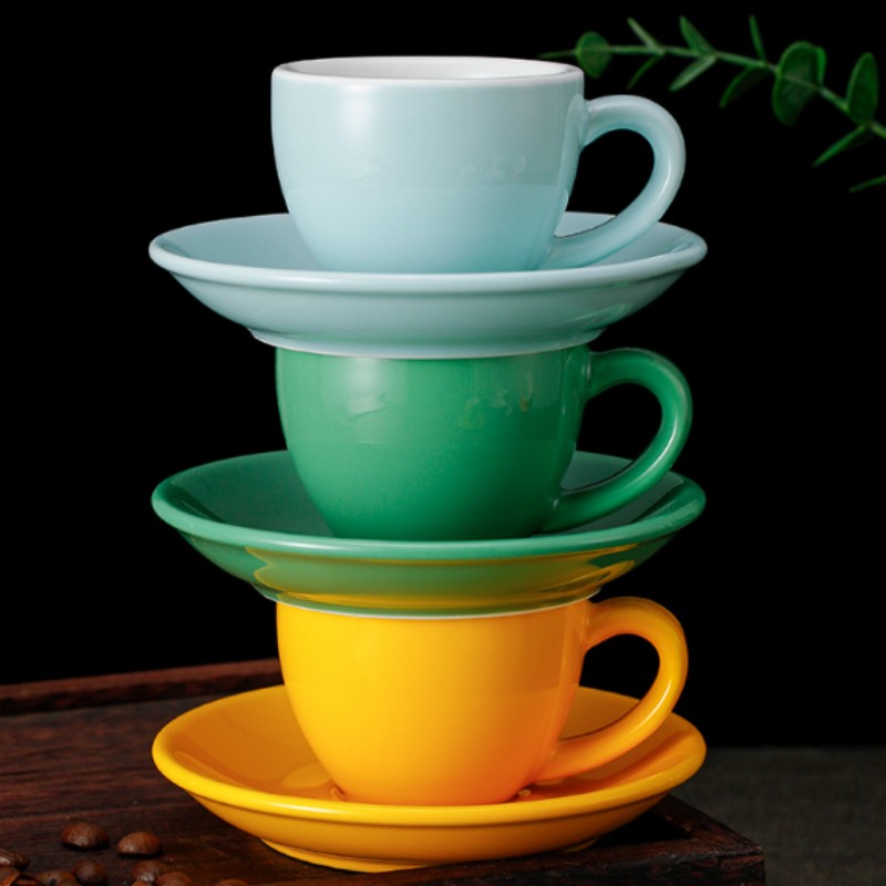 Set di tazzine e piattini in ceramica colorata