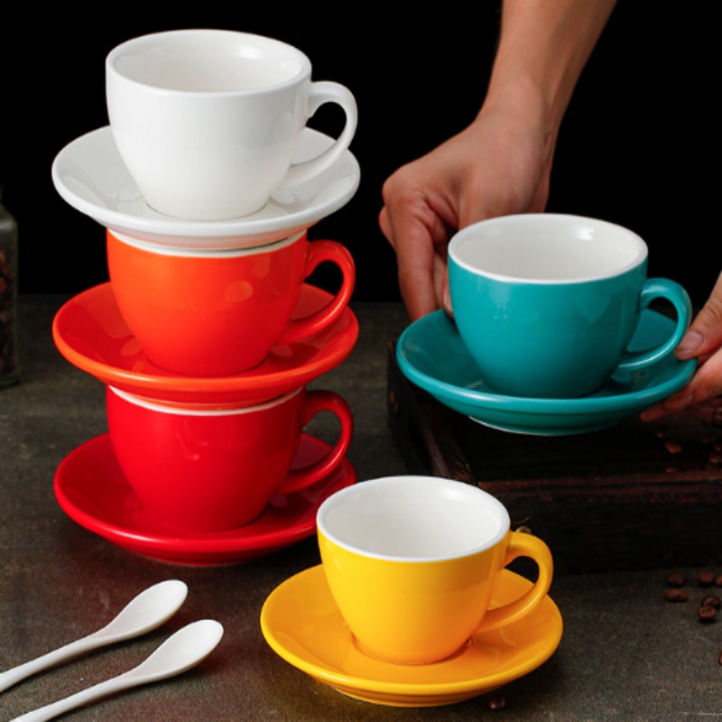 Set di tazzine e piattini in ceramica colorata