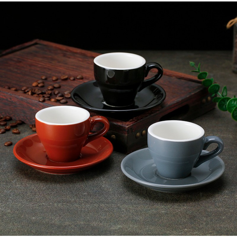 Set di tazzine e piattini in ceramica colorata