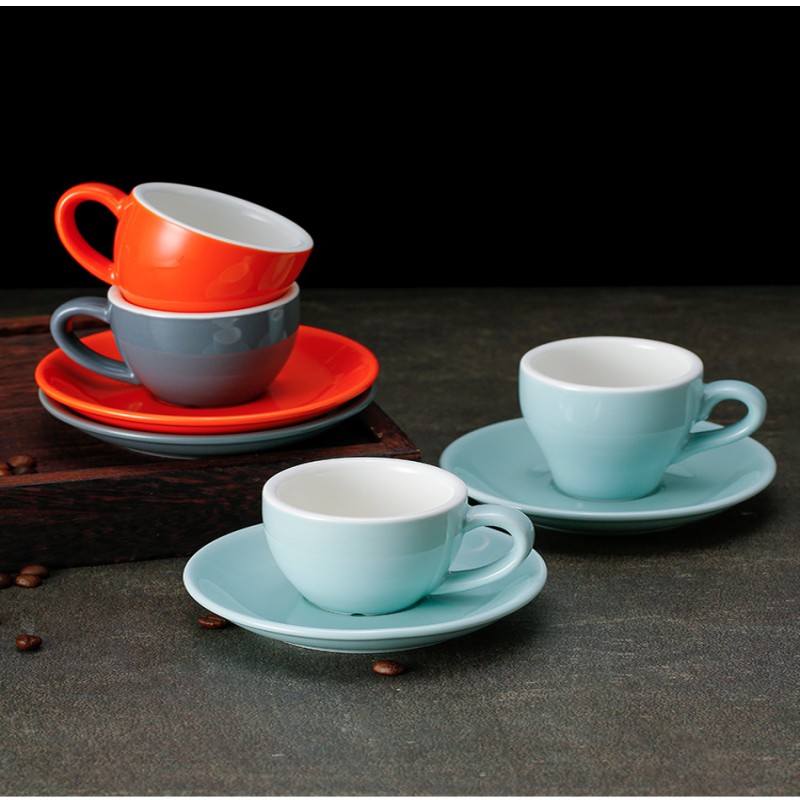 Set di tazzine e piattini in ceramica colorata Set di tazzine e piattini in ceramica colorata