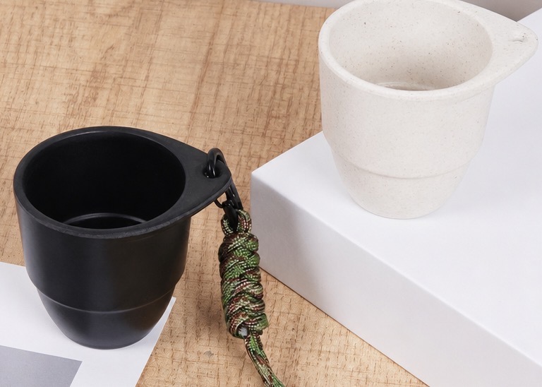 Mini tazza da viaggio per esterni personalizzata in fibra di bambù appesa al collo Mini tazza da viaggio per esterni personalizzata in fibra di bambù appesa al collo