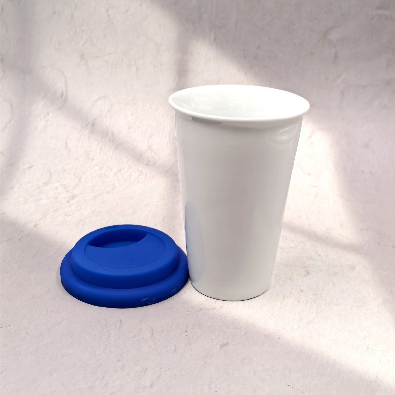 Tazza da viaggio in ceramica personalizzata da 350 ml con coperchio in silicone