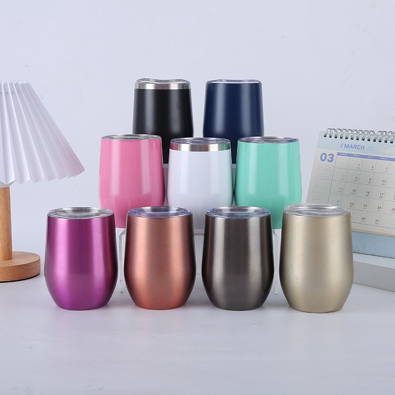Bicchiere da vino isolato con stampa 3D full-wrap personalizzata