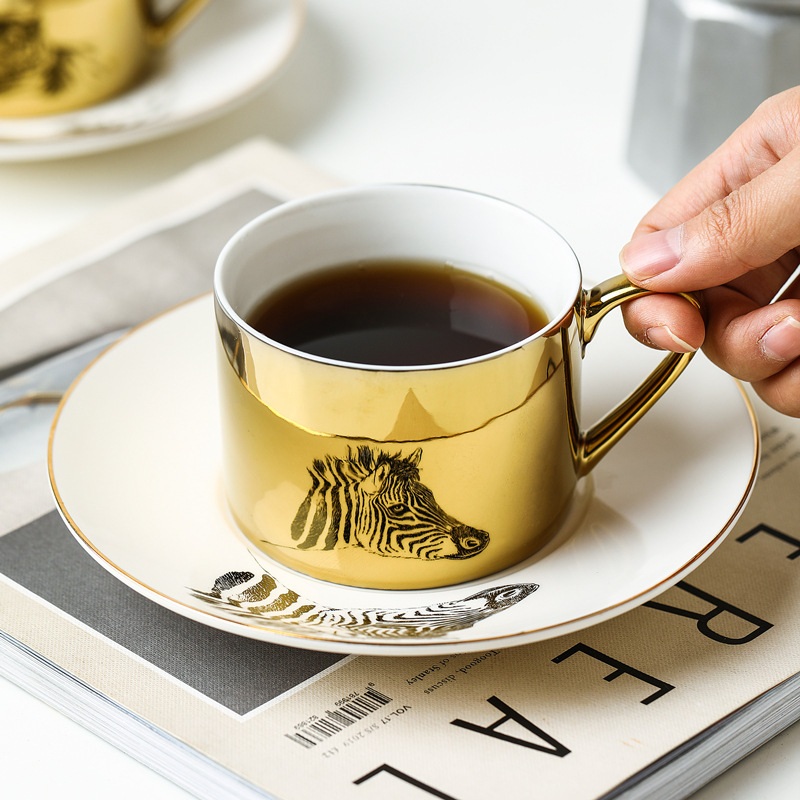 Set tazza e piattino in ceramica con riflesso a specchio Set tazza e piattino in ceramica con riflesso a specchio