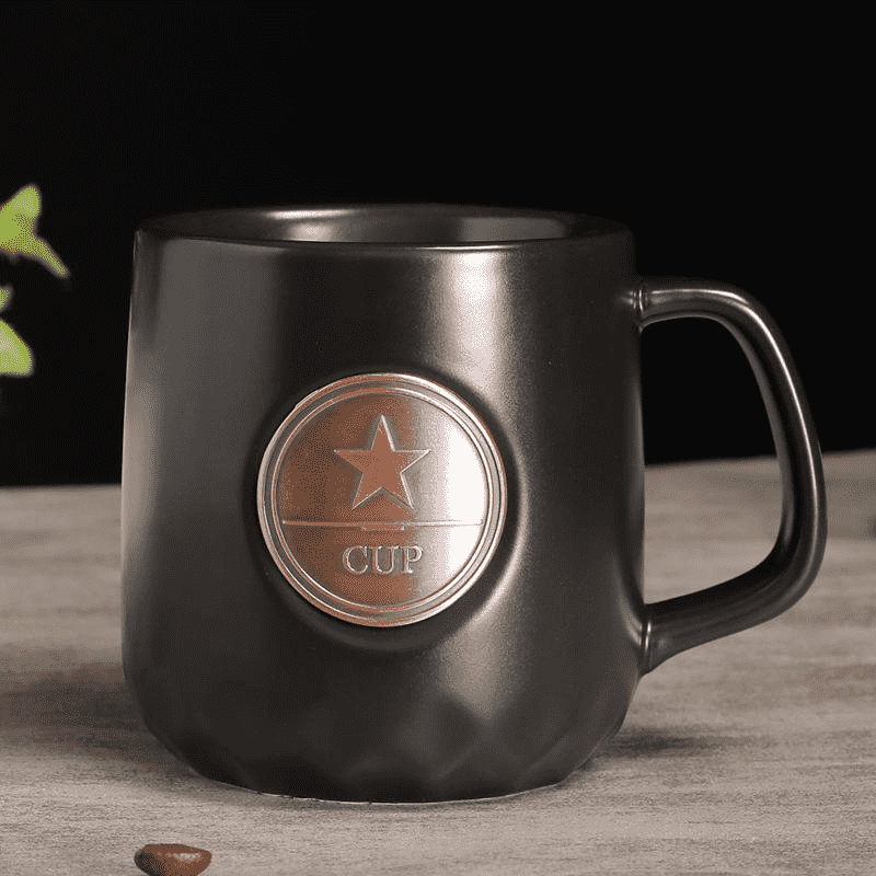 Tazze in ceramica con spilla in metallo